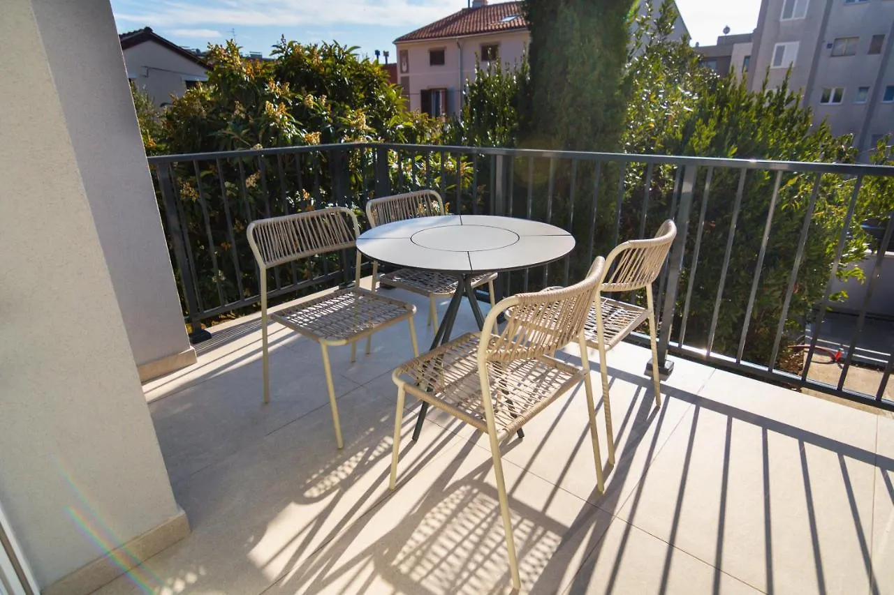 City Life With Free Parking Pula Apartment
