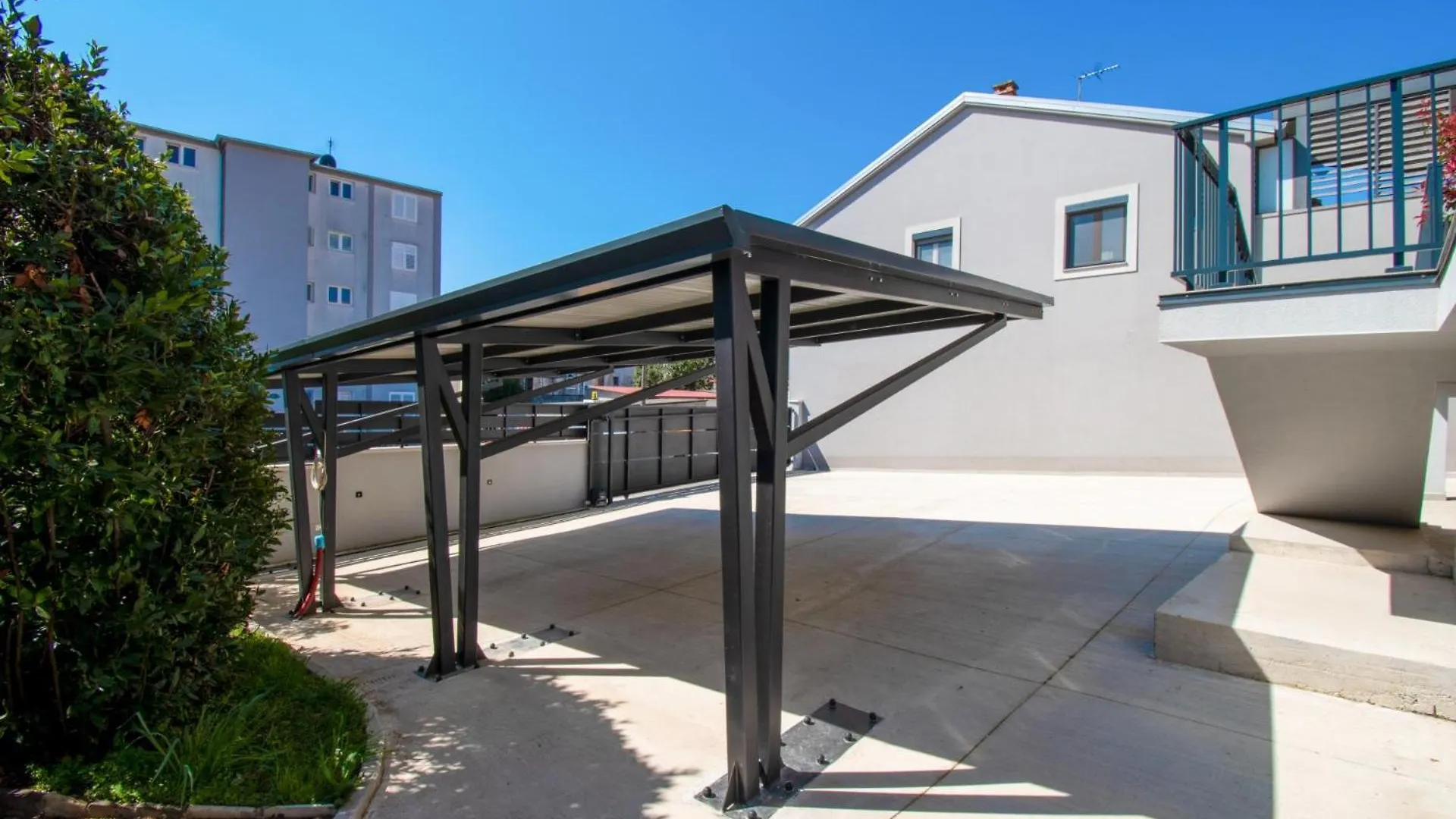 City Life With Free Parking Pula Daire