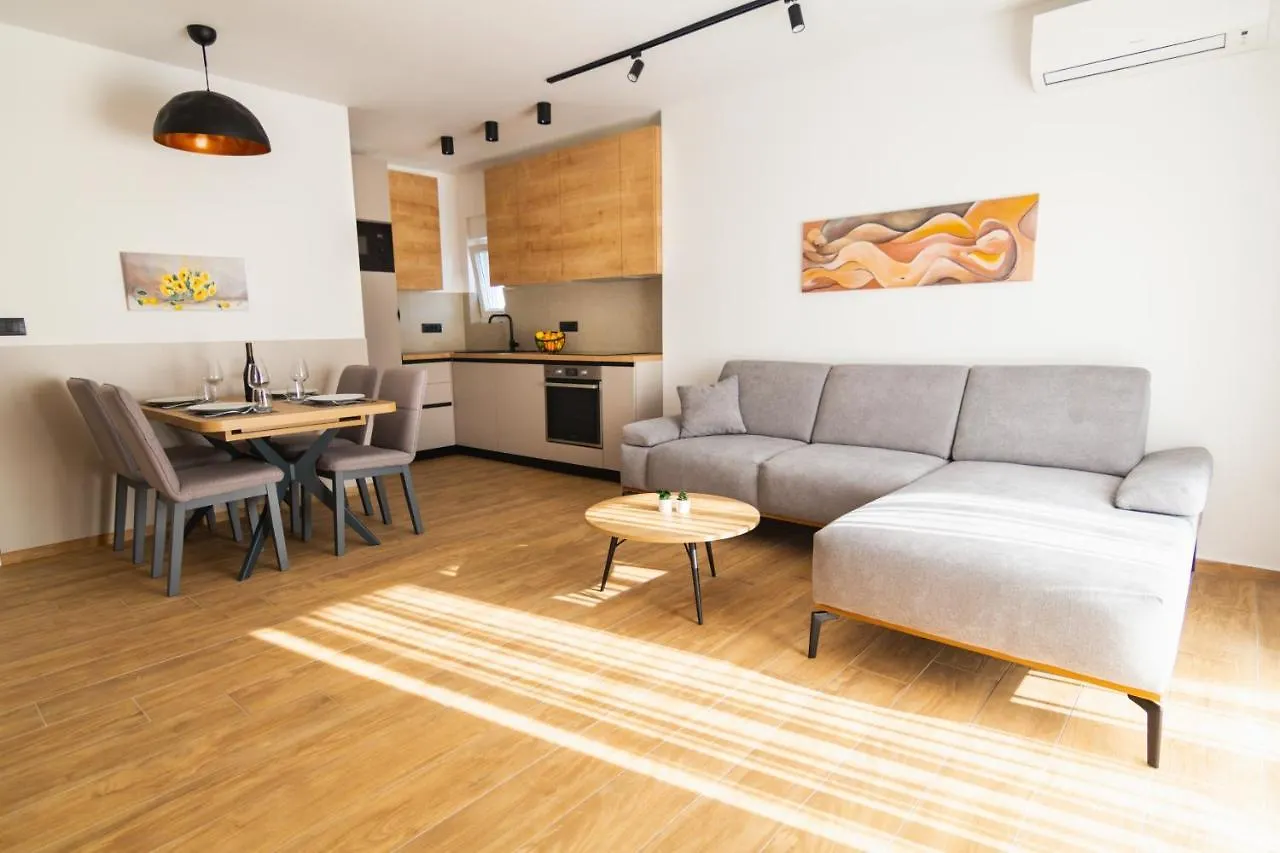 City Life With Free Parking Apartman